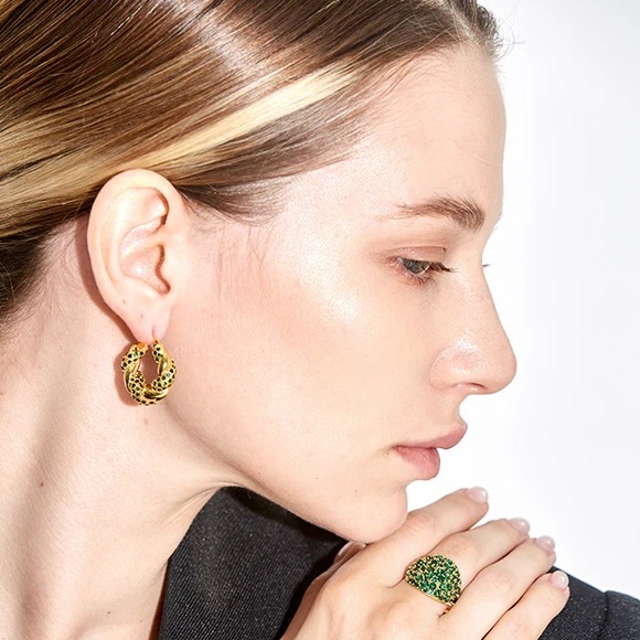 NEW💎24K Gold Twisted Hoop Earrings*Gold Hoops*Green Zircon Earrings* - Picture 2 of 5